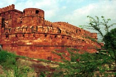 Indrukwekkende muren rondom Agra Fort