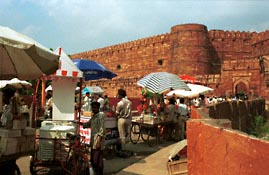 'Dienstverleners' buiten Agra Fort