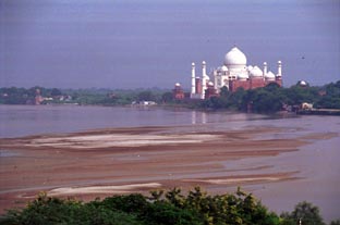 De Taj Mahal, gezien vanaf Agra Fort