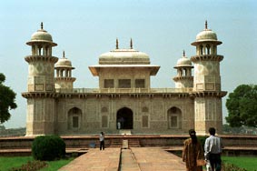 Voorkant van het mausoleum