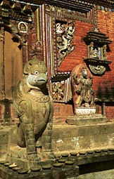 Deze Garuda beschermt de tempel van opzij, om eerlijk te zijn doet hij me denken aan een stripfiguur?