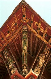 Dakstut van de Changu Narayan Tempel, prachtig uitgesneden en beschilderd.