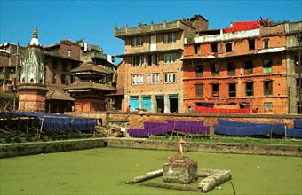 Geverfde wol hangt te drogen rond een Pokhari