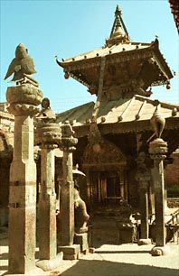 On our walking tour we see many many temples, this is the Wahupati Narayan tempel.