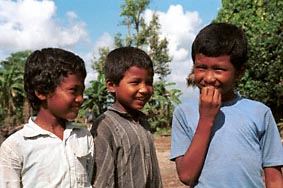 Drie jongetjes uit een Tharu dorpje, ze lijken erg droog, maar het is nu natuurlijk al uren later!