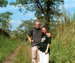 Jac en ik in mijn nieuwe Chitwan T-shirt, klaar voor de jungle!