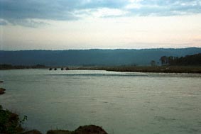 Uitzicht over de Rapti rivier, Sauraha. In de verte zie je olifanten de rivier oversteken.