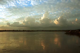 Sauraha, de Himalaya gaat schuil achter prachtige wolken