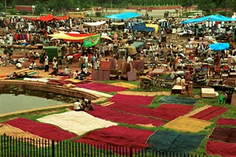 Looking at the market outside the Red Fort