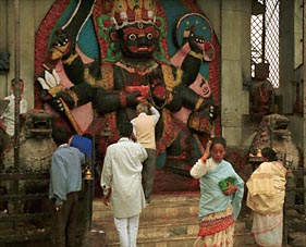 Even wat bloempjes op je hoofd drukken. Hetzelfde ritueel, iedere dag op weg naar je werk, Makhan Tole, Kathmandu.