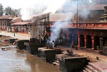Pashupatinath burning ghat, ruik je de lijken al?