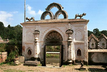 Pashupathinath, deze poort leidt naar de Bagmati rivier naast de Bachhareshwari Tempel