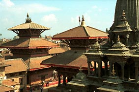 Durbar Tole, Patan. Uitzicht op Bhimsen Tempel, Vishwanath Tempel en (rechts) de Krishna Mandir.