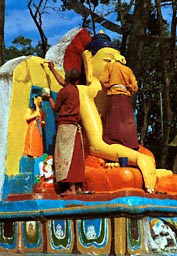 Alle beelden en ook de Stupa van Swayambhunath zelf worden steeds bijgeverfd. De kleuren van de kleren van de schilders passen bij de kleuren van de beelden!