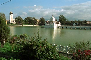 Rami Pokhari met een Shiva Temple in het midden.