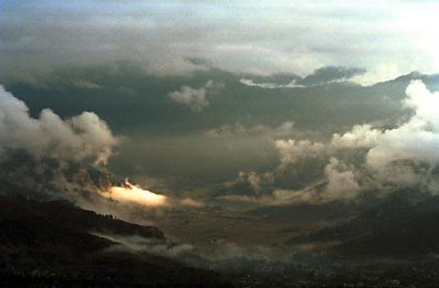 Uitzicht vanaf een bewolkt Sarangkot.