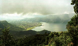 Uitzicht op Pokhara, mooi zoals de wolken blijven hangen.