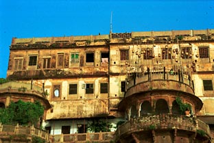 Houses next to the Ganges, again baskets for bees?