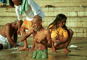 Een hekel aan de tandarts? Poets dan je tanden tenminste twee maal per dag met Heilig Ganges Water!