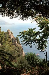 Uitzicht vanaf Capri op schiereiland Sorrento - klik om te vergroten