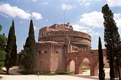 Achterkant Castello Sant Angelo met vluchtgang vanaf Vaticaan - klik om te vergroten