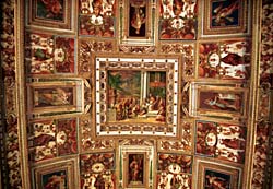 Musei Vaticani: prachtig plafond - klik om te vergroten