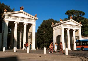 Piazza del Popola ingang park Villa Borghese - klik om te vergroten