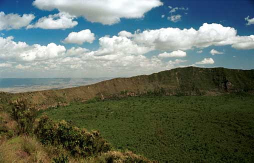 Uitzicht vanaf de kraterrand van Mount Longonot over de dode vulkaan